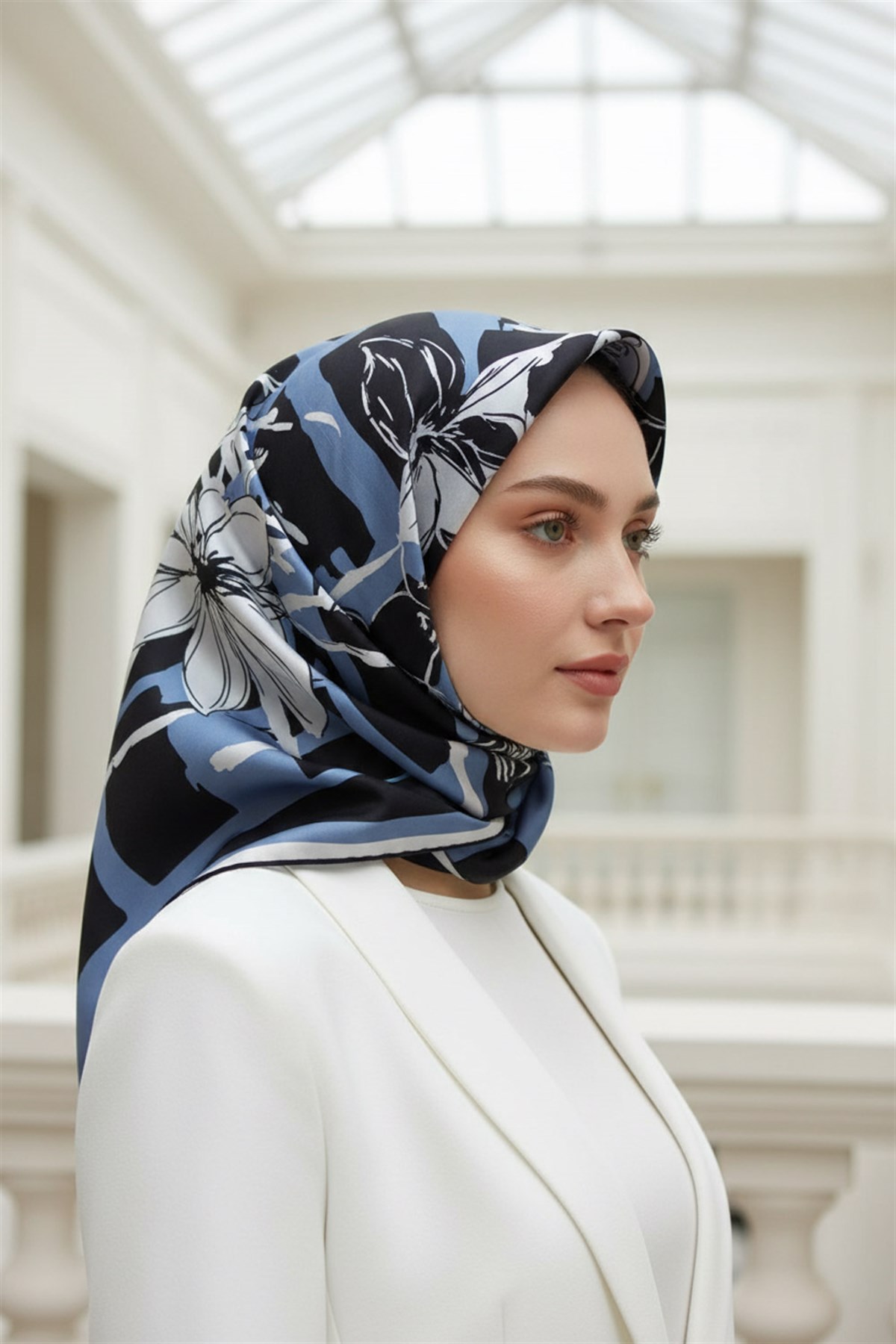%100 Twill İpek Çiçekli ve Geometrik Desenli İndigo - Siyah Renkli 90x90 Eşarp Dikim Şekli : El Dikişi