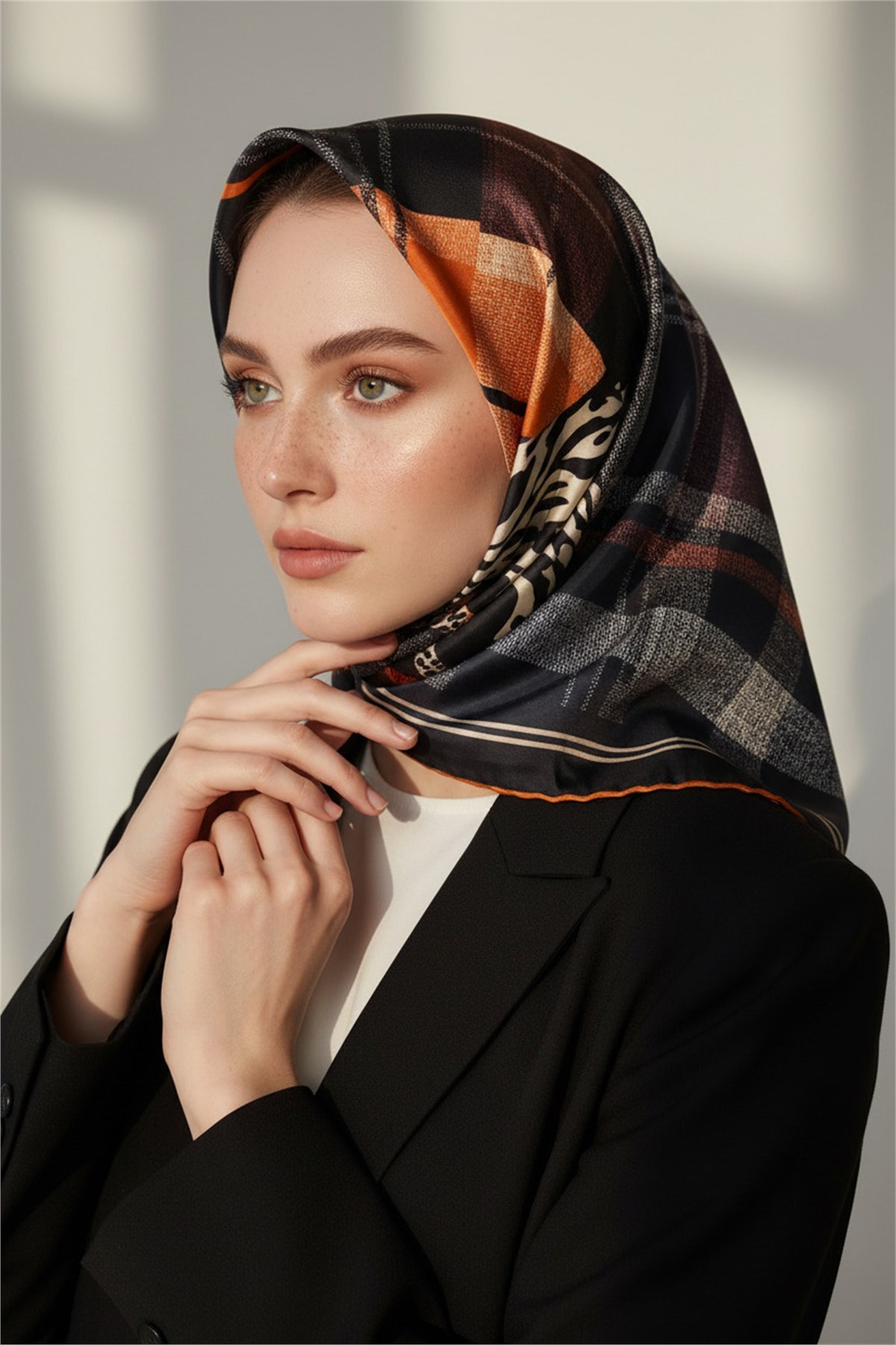 %100 Twill İpek Ekoseli Ve Leopar Desenli Siyah - Taba Renkli 90x90 Eşarp Dikim Şekli : El Dikişi