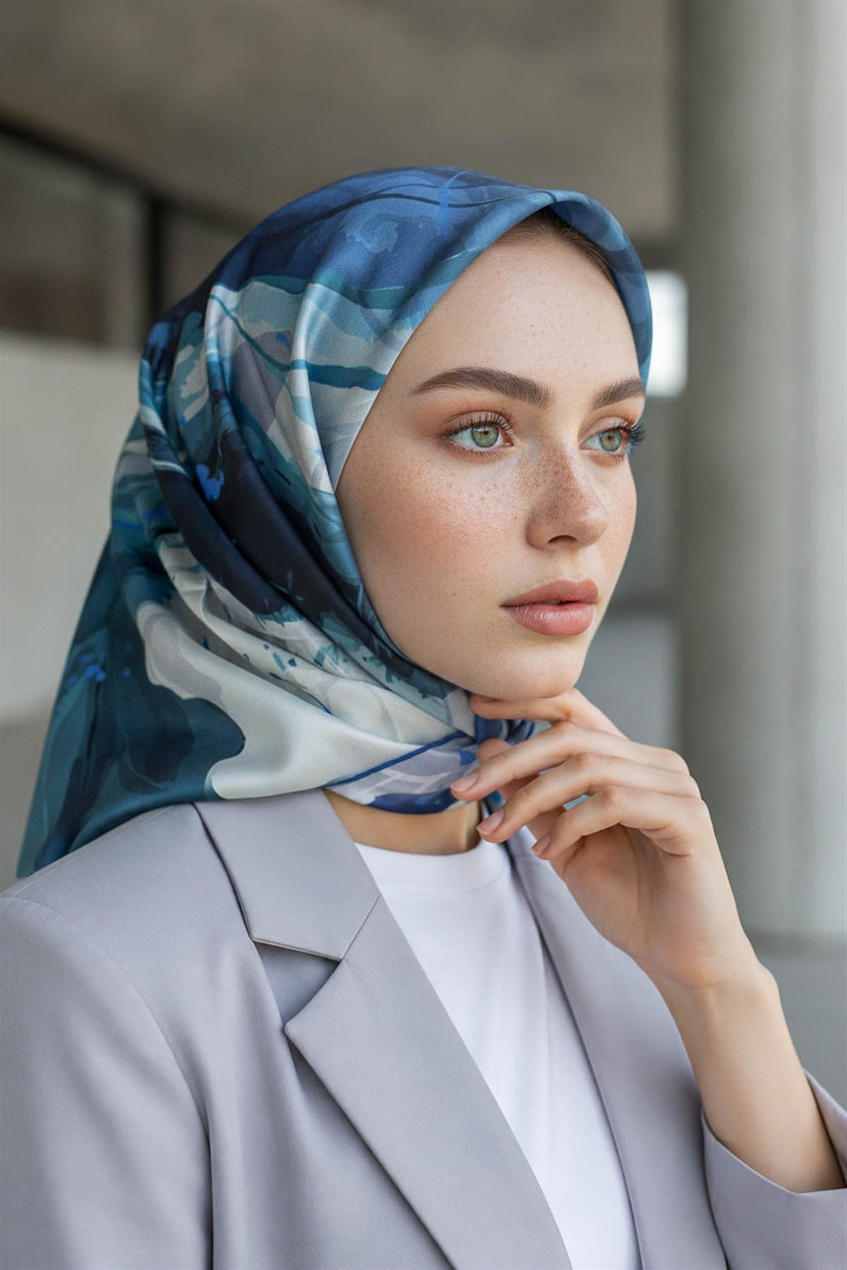 %100 Twill İpek Çiçekli Sulu Boya Dalga Desenli Gri - İndigo Renkli 90x90 Eşarp Dikim Şekli : El Dikişi