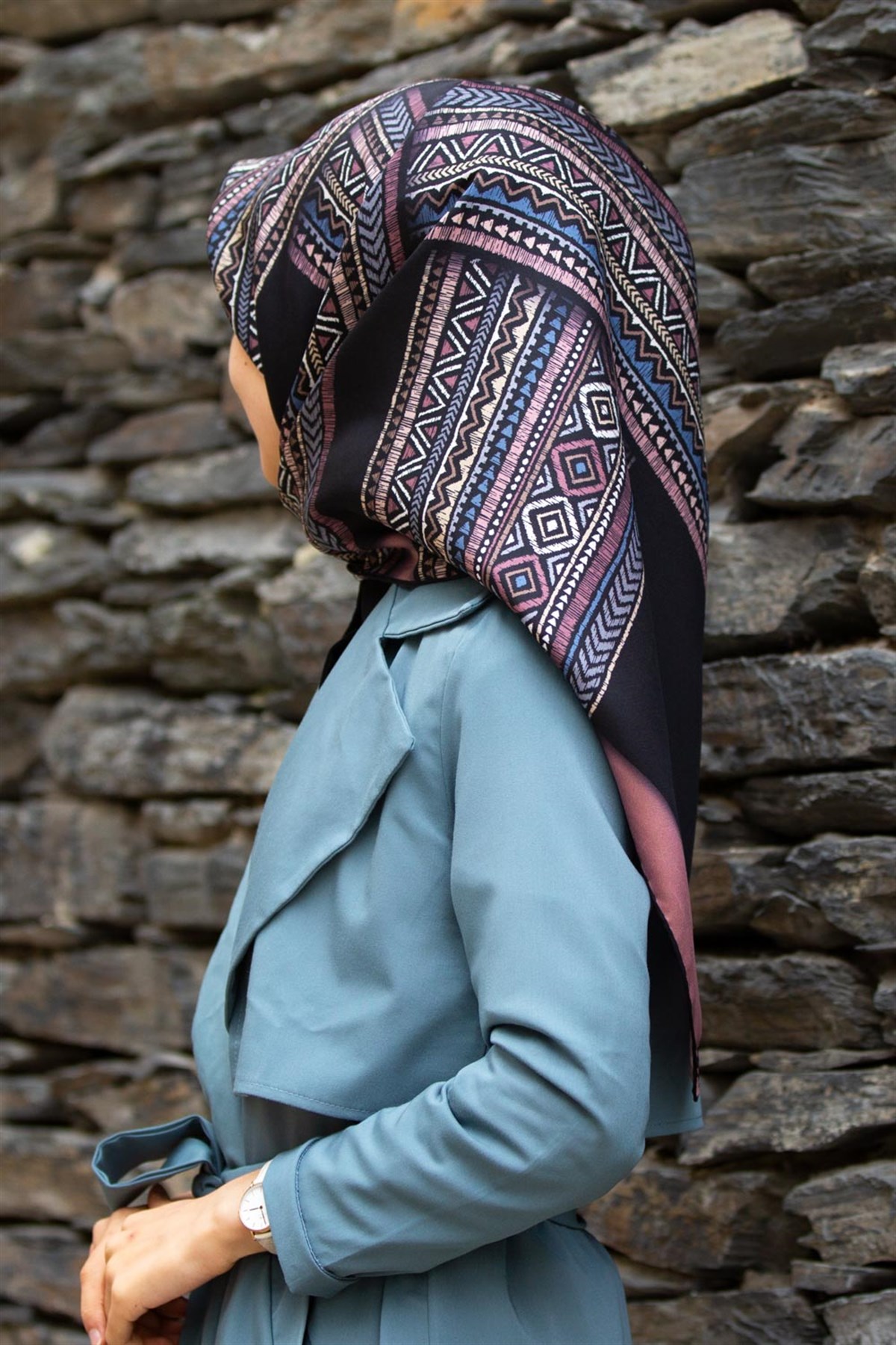 %100 Twill İpek Etnik Desenli Gül Kurusu - Siyah Renkli 90x90 Eşarp Dikim Şekli : El Dikişi