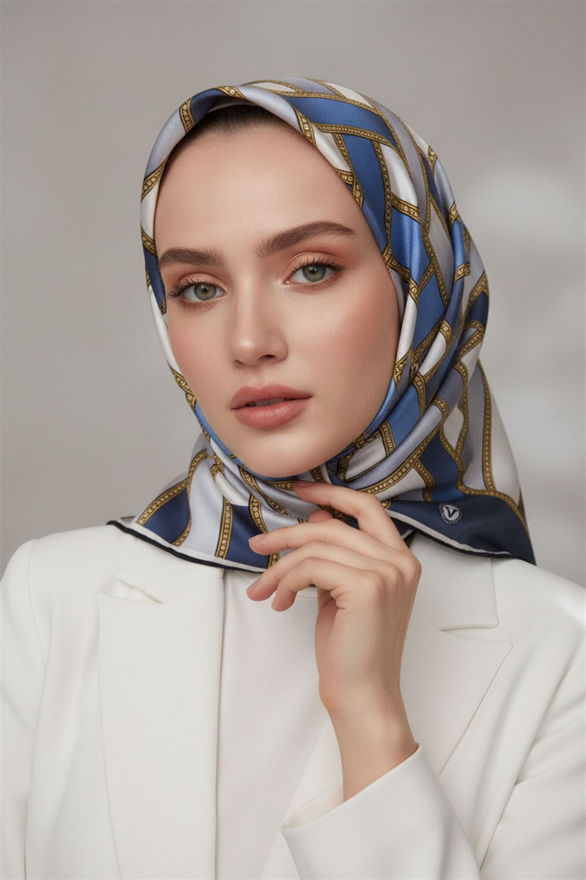 % 57 İPEK % 43 VİSKON Twill İpek Hasır Örgü Desenli İndigo - Gümüş Renkli 90x90 Eşarp Dikim Şekli : El Dikişi