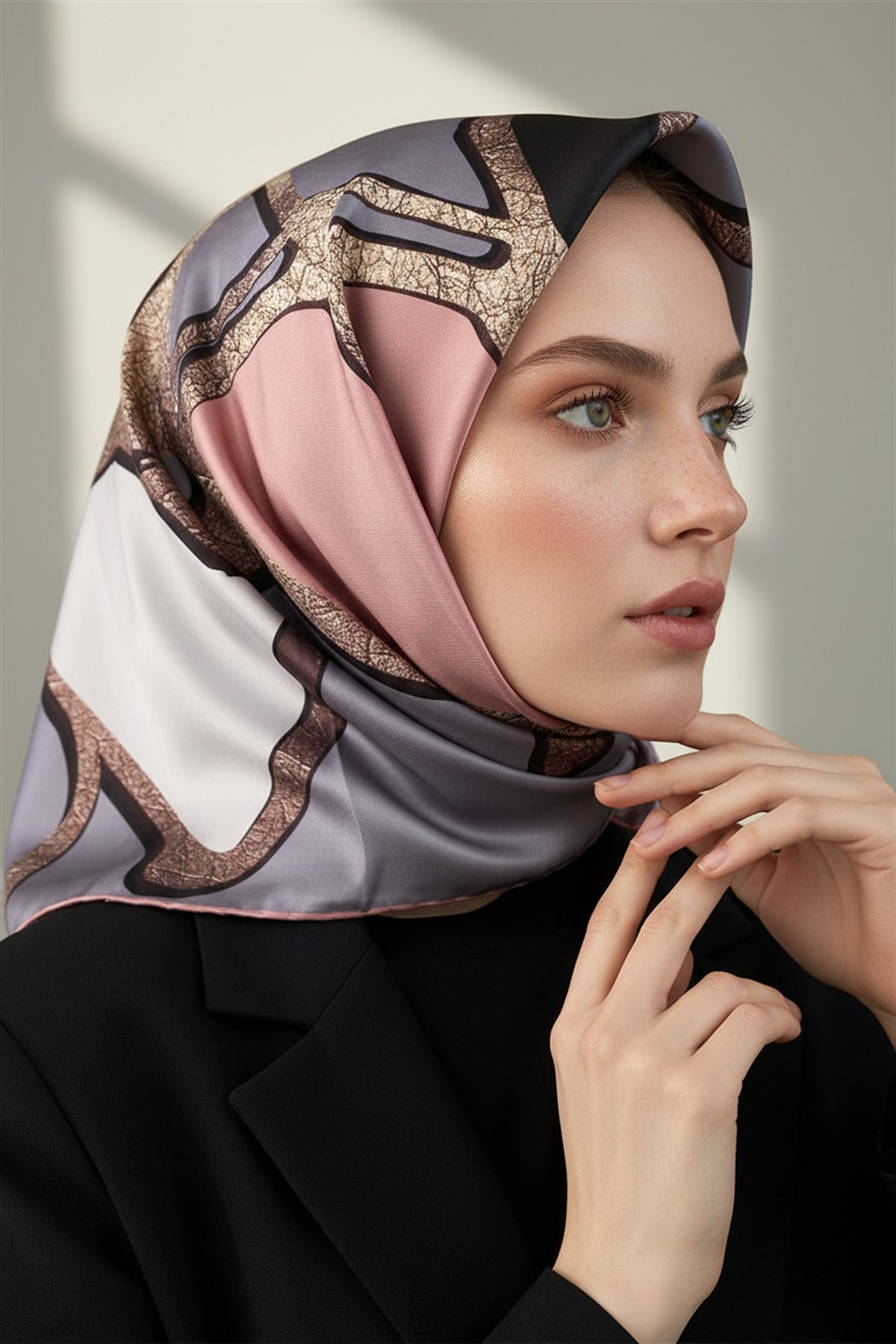 % 57 İPEK % 43 VİSKON Twill İpek Gold Efektli Geometrik Desenli Gri - Pudra Renkli 90x90 Eşarp Dikim Şekli : El Dikişi