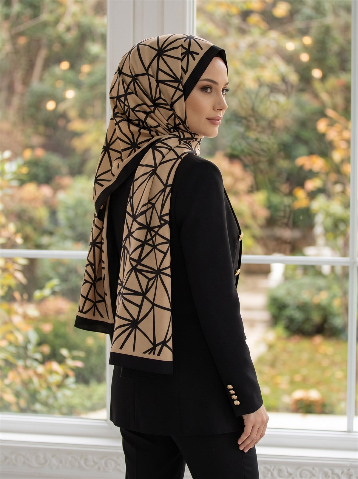 KREP GEOMETRİK DESENLİ SİYAH - BEYAZ RENKLİ 75X195 KIRIŞMAZ ŞAL