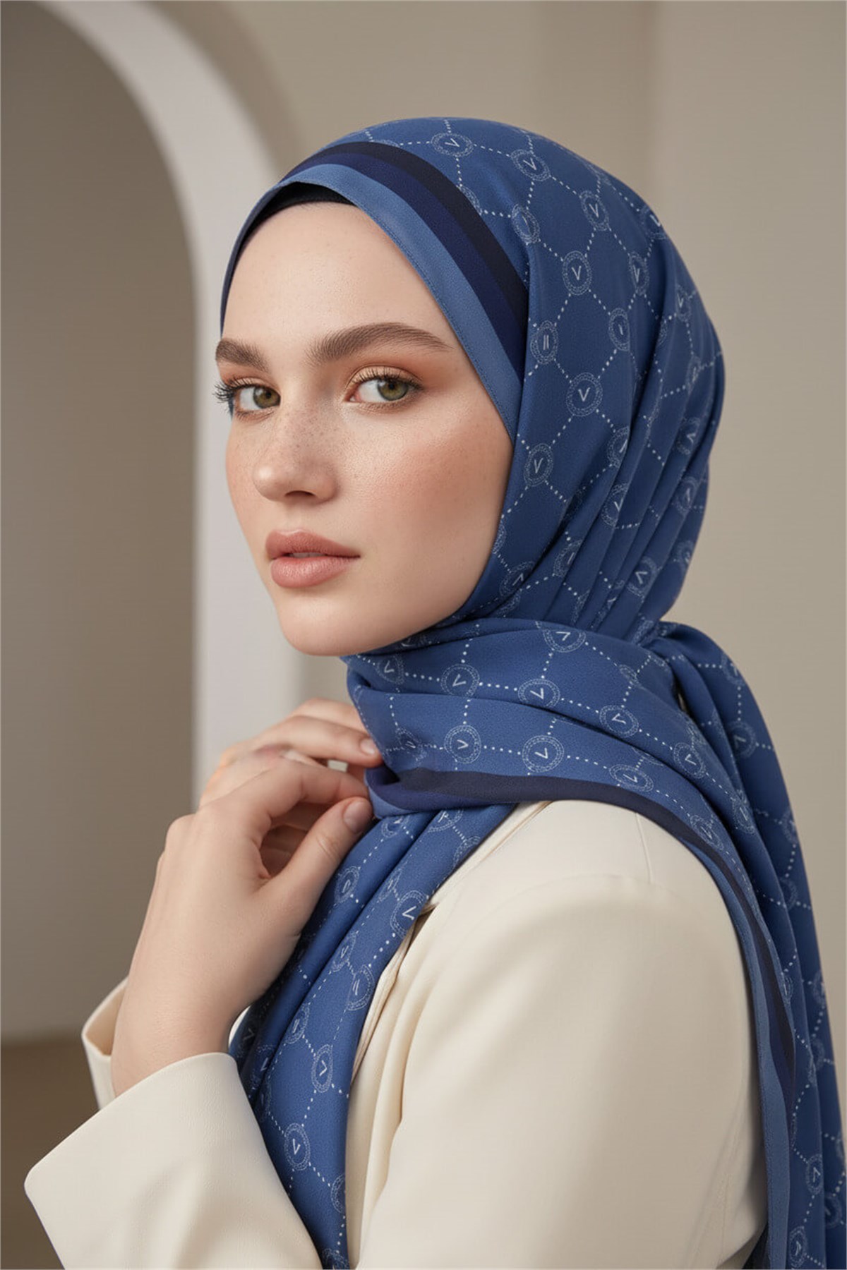 KREP MONOGRAM DESENLİ LACİVERT RENKLİ 75X195 KIRIŞMAZ ŞAL