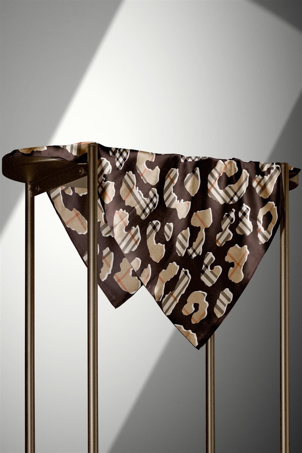 %100 Twill İpek Leopar Desenli Kahverengi - Bej Renkli 90x90 Eşarp Dikim Şekli : El Dikişi