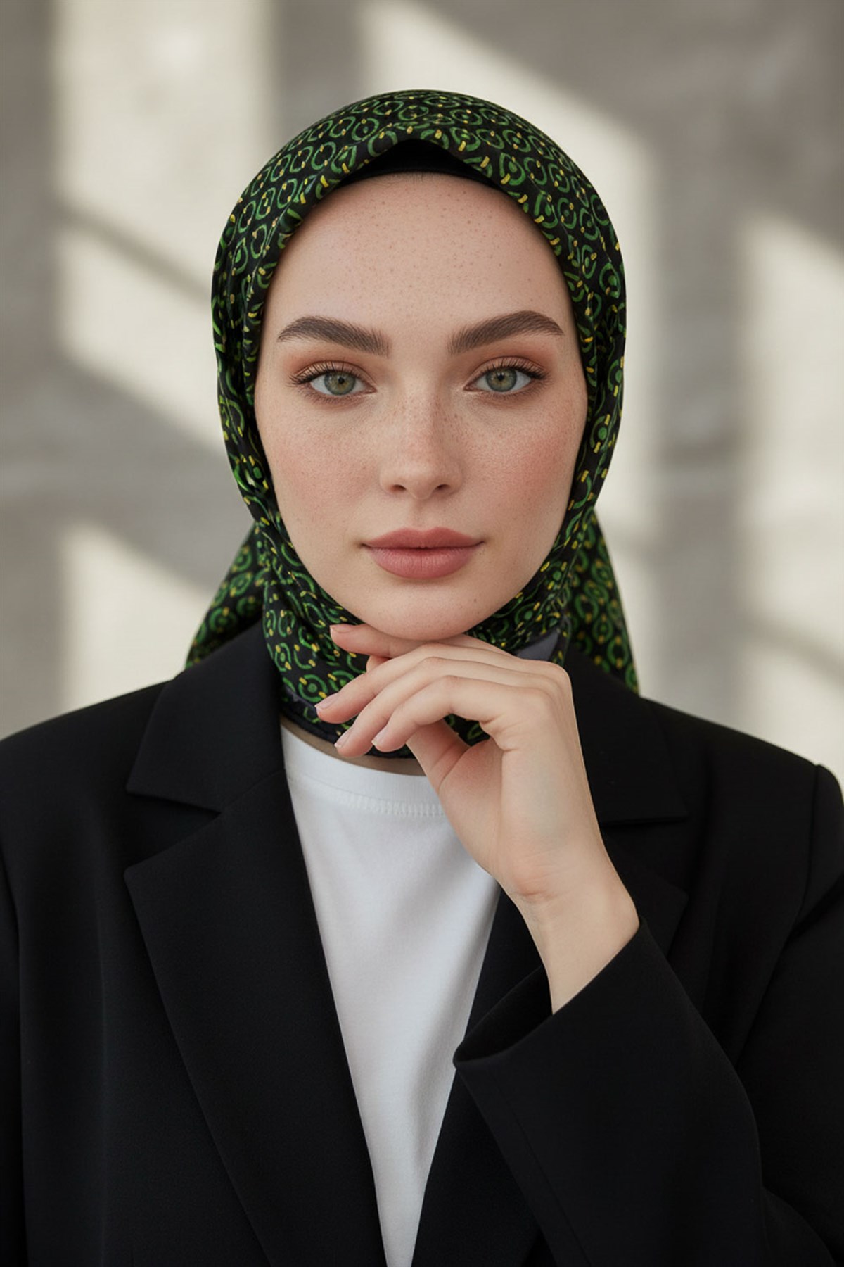 %100 Twill İpek Zincir Desenli Siyah - Zümrüt Renkli 90x90 Eşarp Kenar Dikiş Şekli El Dikişli