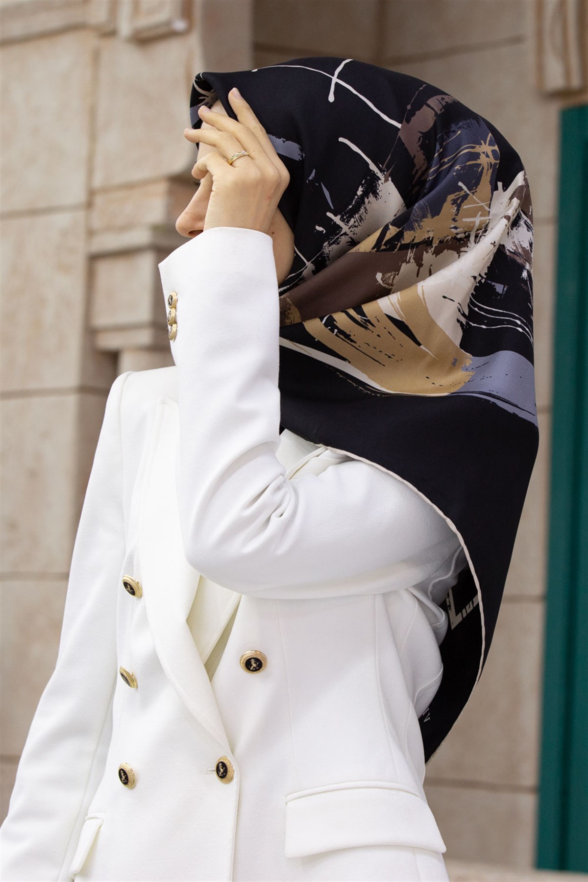 %100 Twill İpek Geometrik Desenli Bej - Gri Renkli 90x90 Eşarp Dikim Şekli : El Dikişi