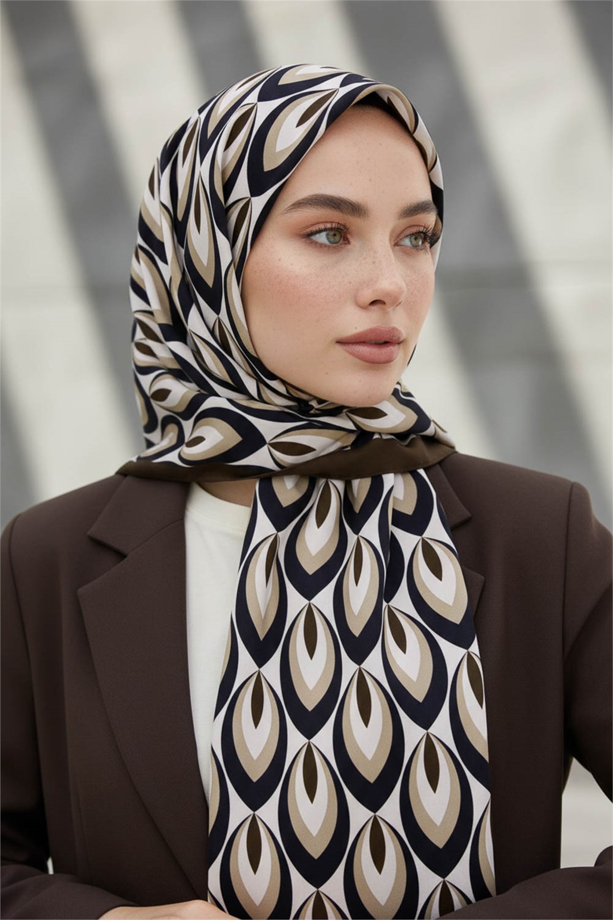 KREP GEOMETRİK DESENLİ KAHVERENGİ RENKLİ 75X195 KIRIŞMAZ ŞAL