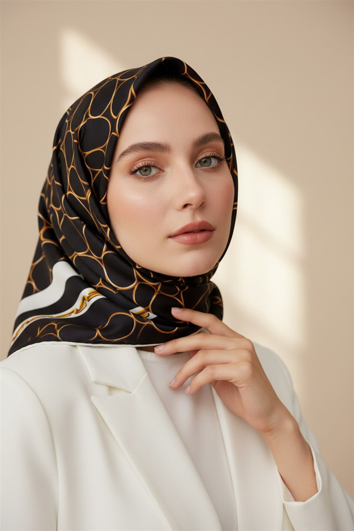 %100 Twill İpek Zincir Desenli Siyah - Krem Renkli 90x90 Eşarp Kenar Dikiş Şekli El Dikişli