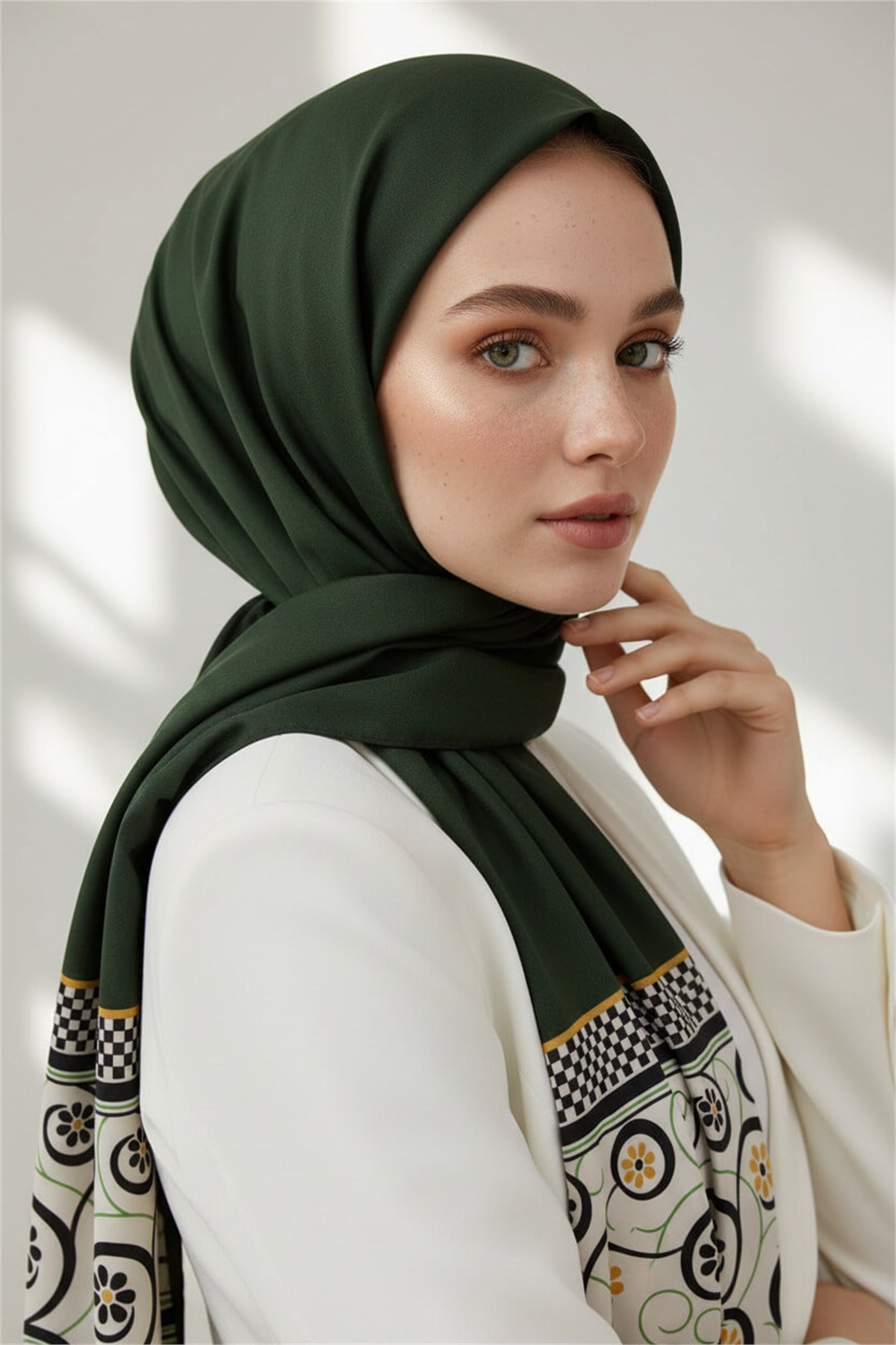 KREP KENAR MOTİFİ ÇİÇEK DESENLİ ZÜMRÜT YEŞİLİ RENKLİ 75X195 KIRIŞMAZ ŞAL