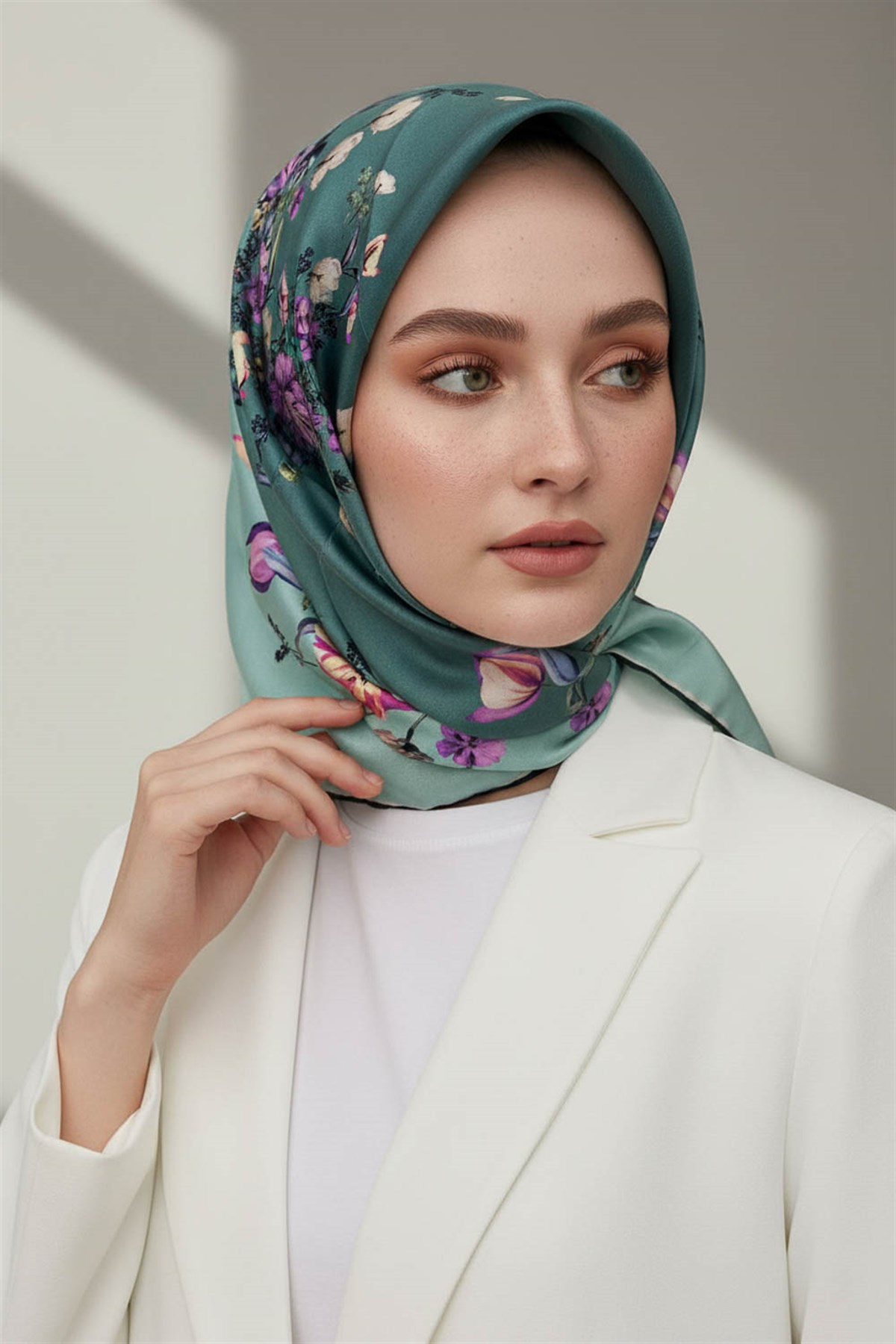 %100 Twill İpek Sonsuz Çiçek Desenli Mint Yeşili Renkli 90x90 Eşarp Dikim Şekli : El Dikişi