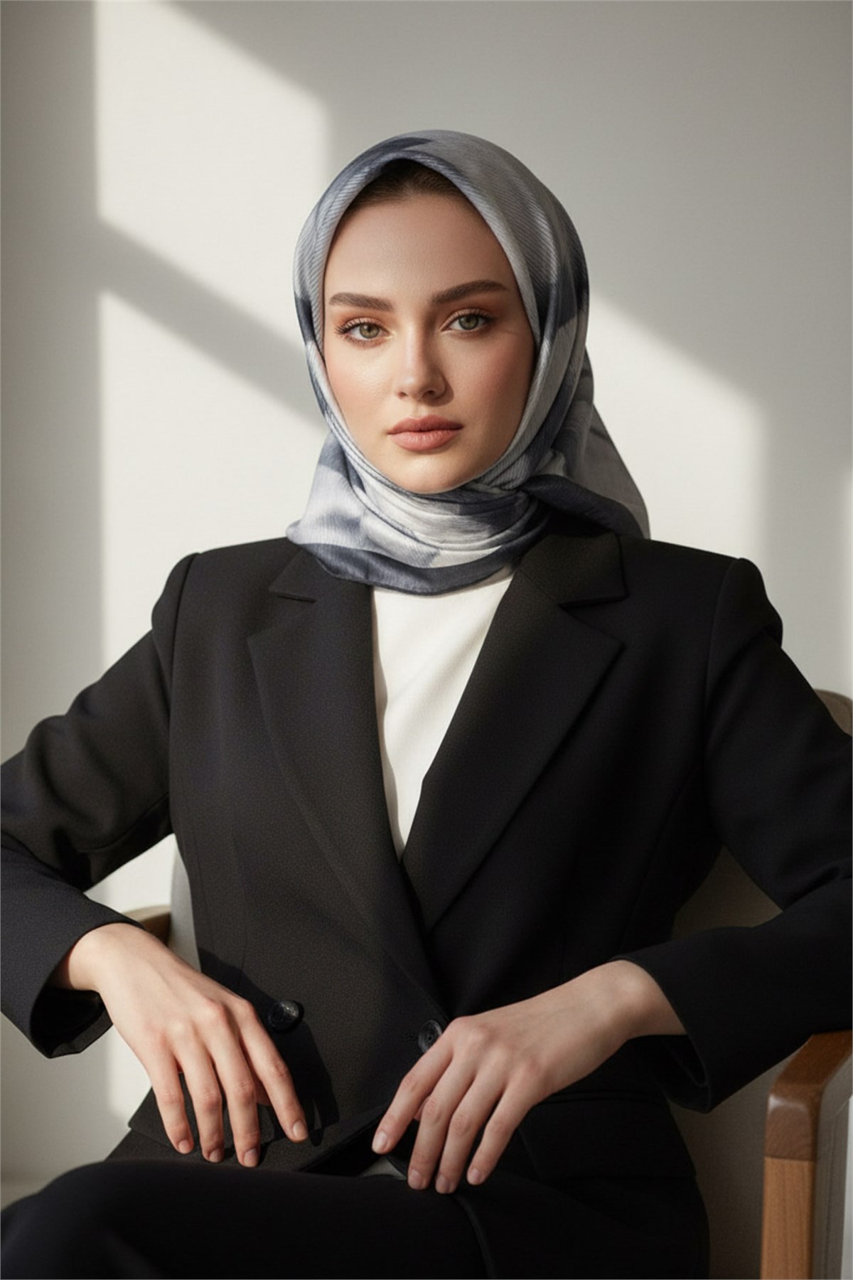 %100 Twill İpek Yaprak Desenli Gri - Siyah Renkli 90x90 Eşarp Dikim Şekli : El Dikişi