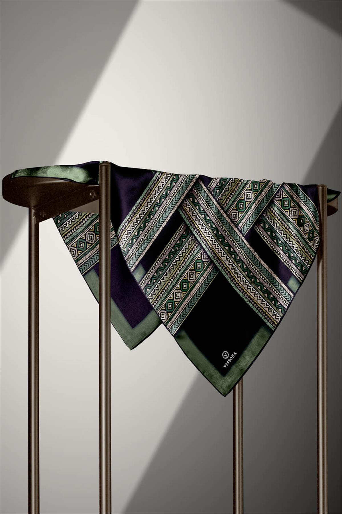 %100 Twill İpek Etnik Desenli Siyah - Zümrüt Yeşili Renkli 90x90 Eşarp Dikim Şekli : El Dikişi
