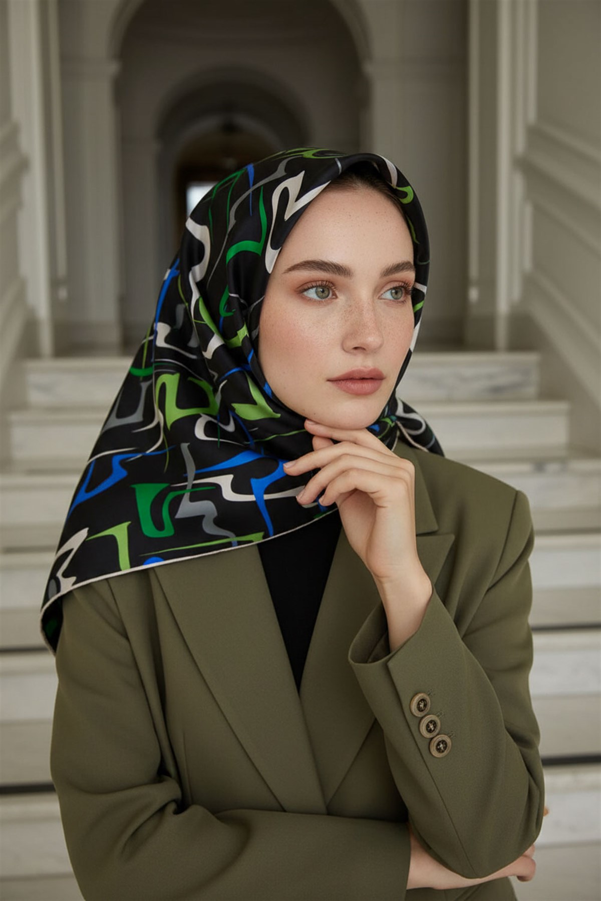 % 57 İPEK % 43 VİSKON Twill İpek Soyut Geometrik Desenli Saks - Zümrüt Yeşili Renkli 90x90 Eşarp Dikim Şekli : El Dikişi