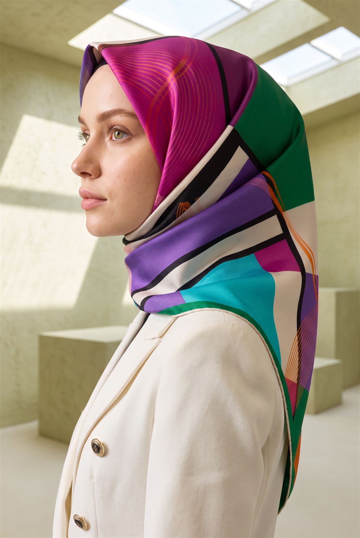%100 Twill İpek Geometrik Desenli Zümrüt Yeşili - Mürdüm Renkli 90x90 Eşarp Dikim Şekli : El Dikişi