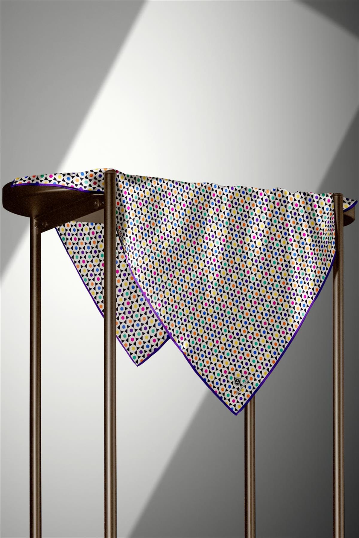 %100 Twill İpek Nokta Desenli Krem - Mor Renkli 90x90 Eşarp Dikim Şekli : El Dikişi