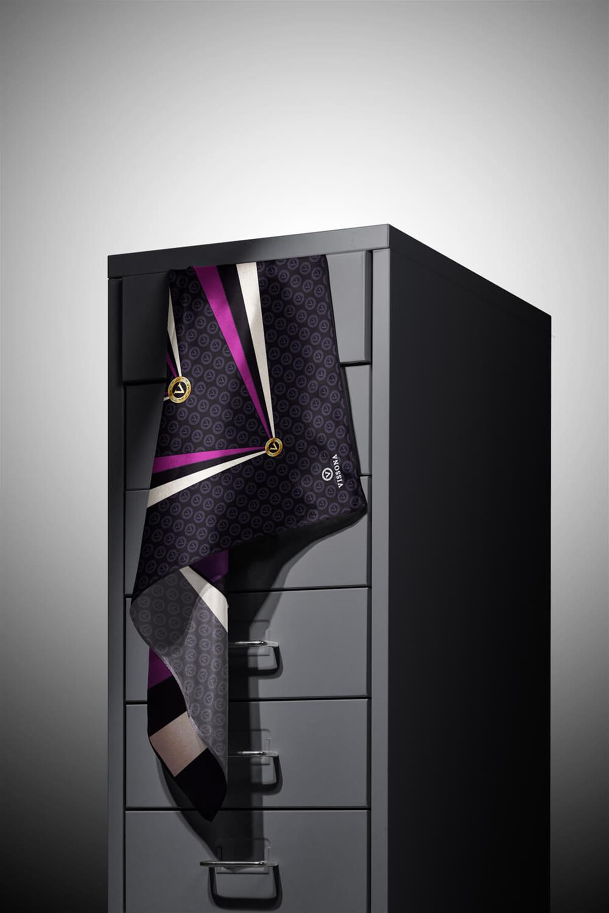 %100 Twill İpek Monogram Ve Geometrik Desenli Siyah - Mürdüm Renkli 90x90 Eşarp Dikim Şekli : El Dikişi