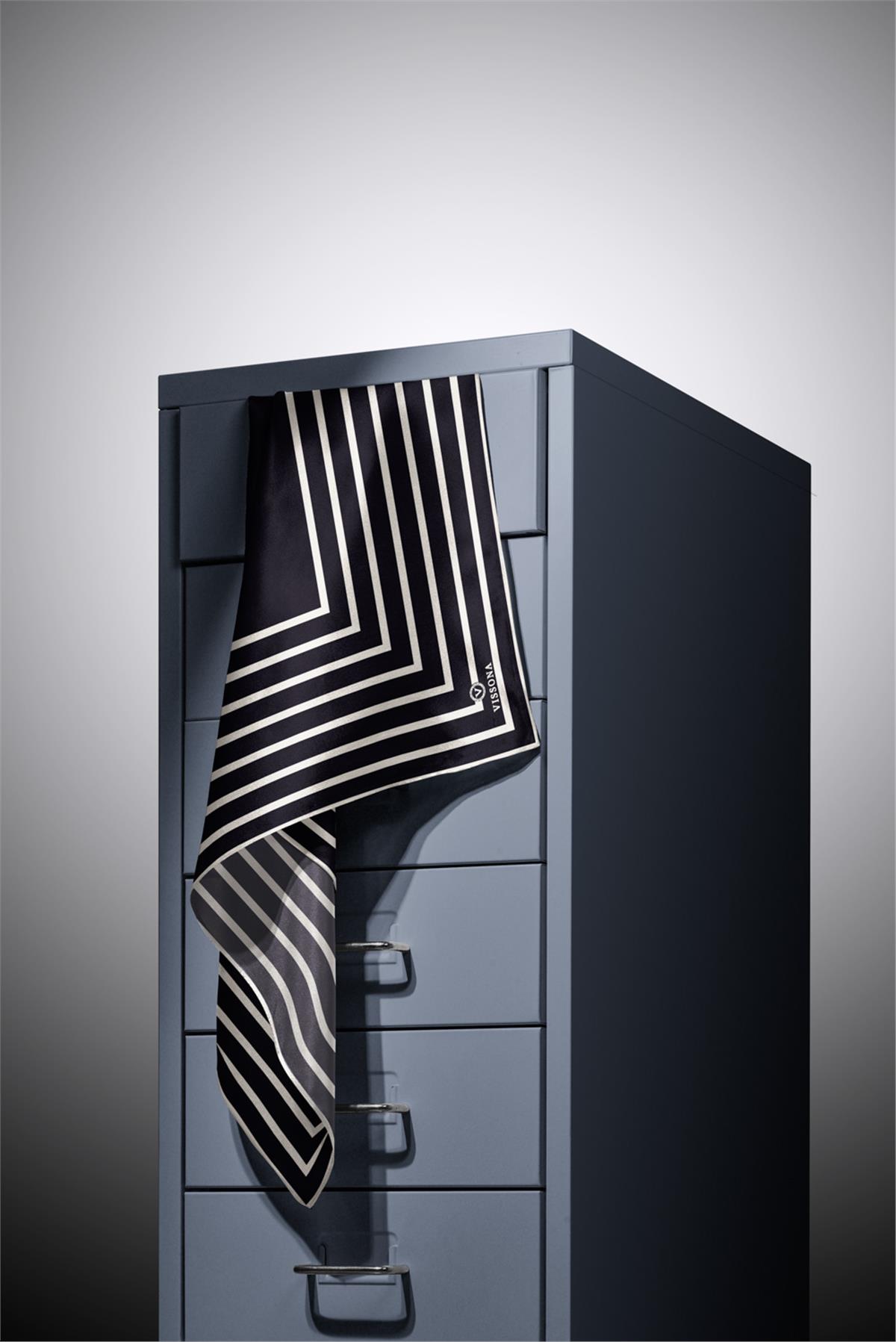 %100 Twill İpek Çizgili Desenli Siyah - Krem Renkli 90x90 Eşarp Dikim Şekli : El Dikişi