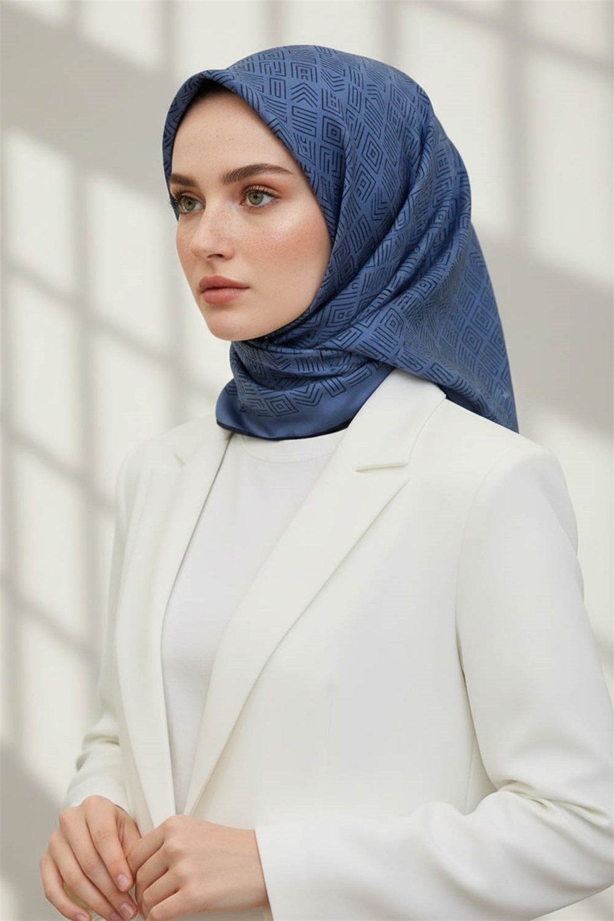 100% Twill İpek Etnik Motif Desenli İndigo - Lacivert Renkli 90x90 Dikim Şekli : El Dikişi Eşarp