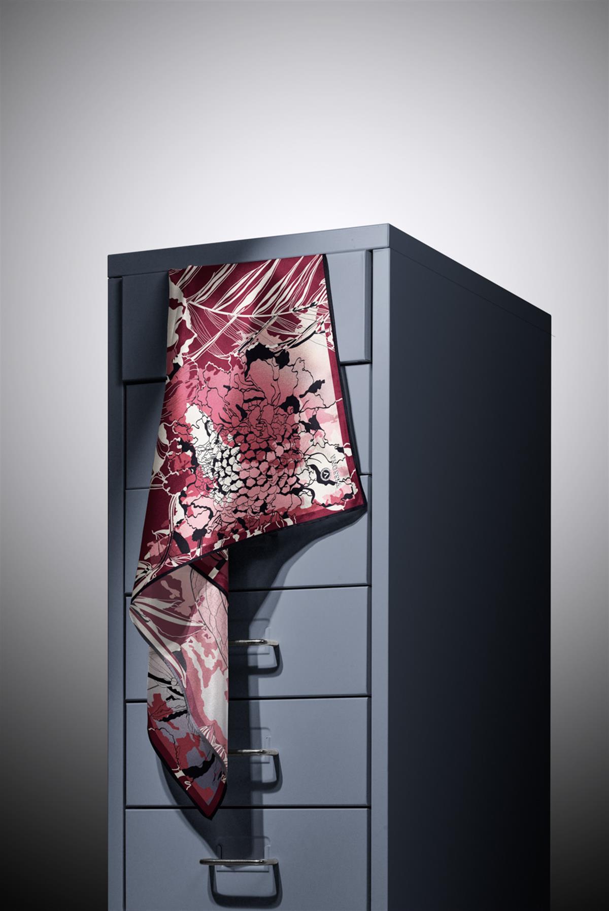 %100 Twill İpek Yaprak Desenli Bordo - Siyah Renkli 90x90 Eşarp Dikim Şekli : El Dikişi