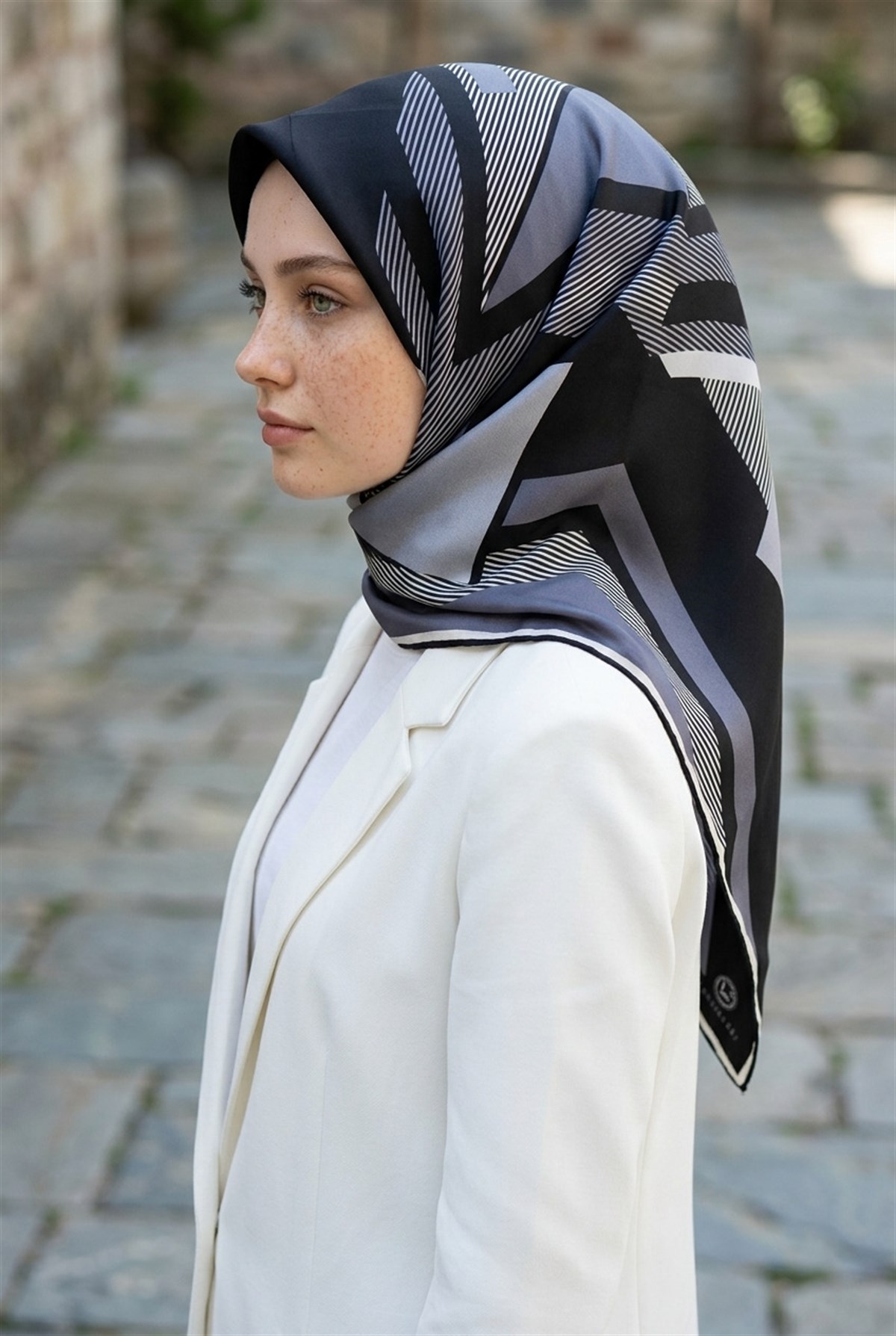 %100 Twill İpek Geometrik Desenli Siyah - Gri Renkli 90x90 Eşarp Dikim Şekli : El Dikişi
