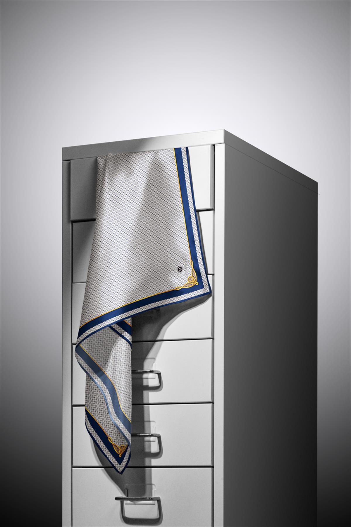 %100 Twill İpek Minik Motif Desenli Krem - Lacivert Renkli 90x90 Eşarp Dikim Şekli : El Dikişi