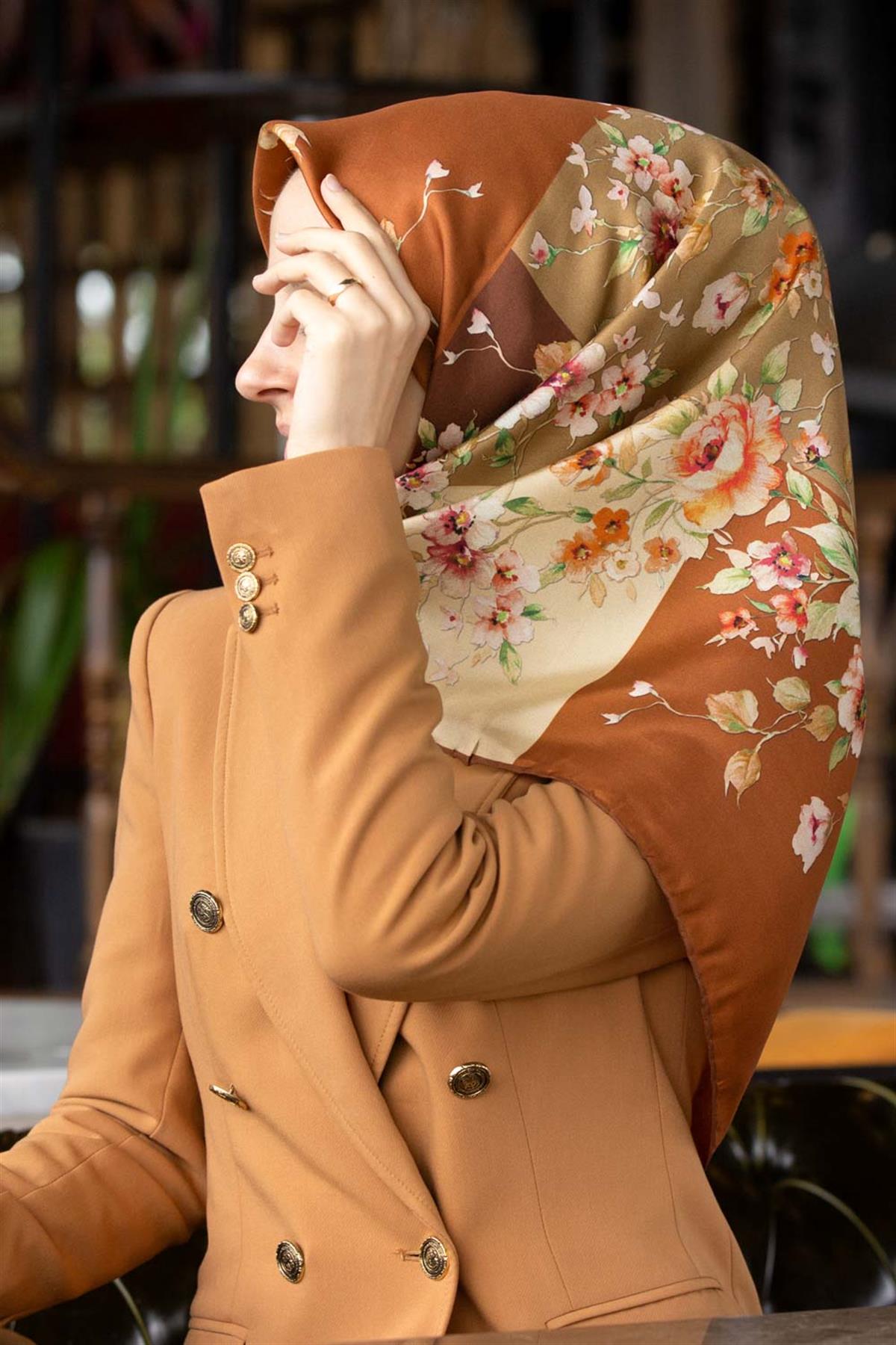 %100 Twill İpek Geometrik Ve Çiçek Desenli Taba Renkli 90x90 Eşarp Dikim Şekli : El Dikişi