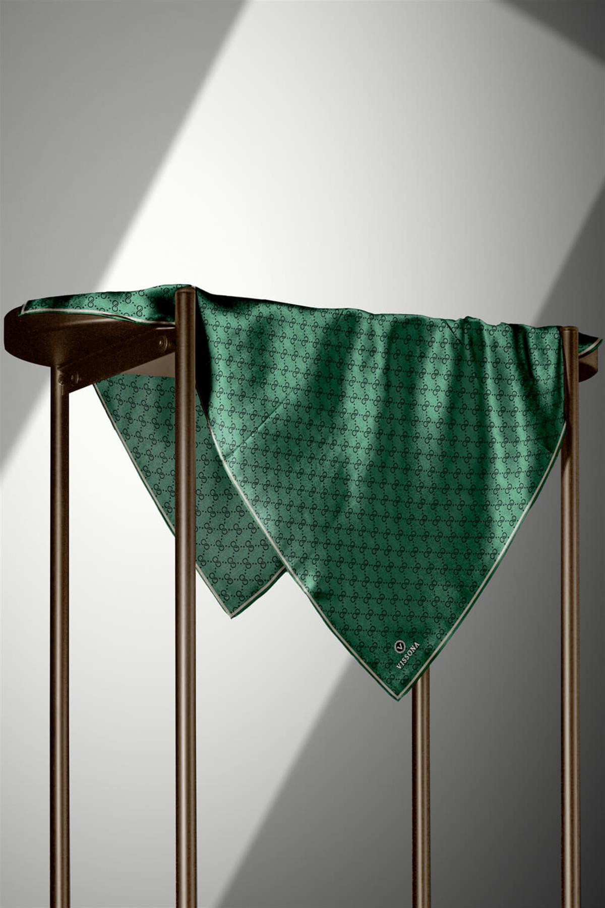 %100 Twill İpek Geometrik Desenli Zümrüt Yeşili Renkli 90x90 Eşarp Dikim Şekli : El Dikişi