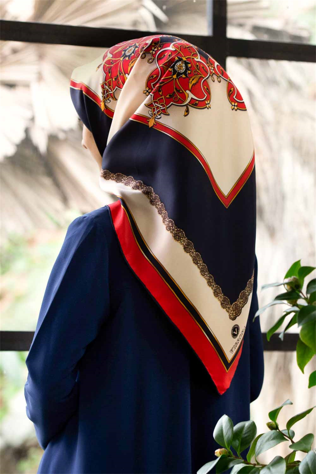 %100 Twill Barok Desenli Kırmızı - Lacivert Renkli 90x90 Eşarp Dikim Şekli: El Dikişi