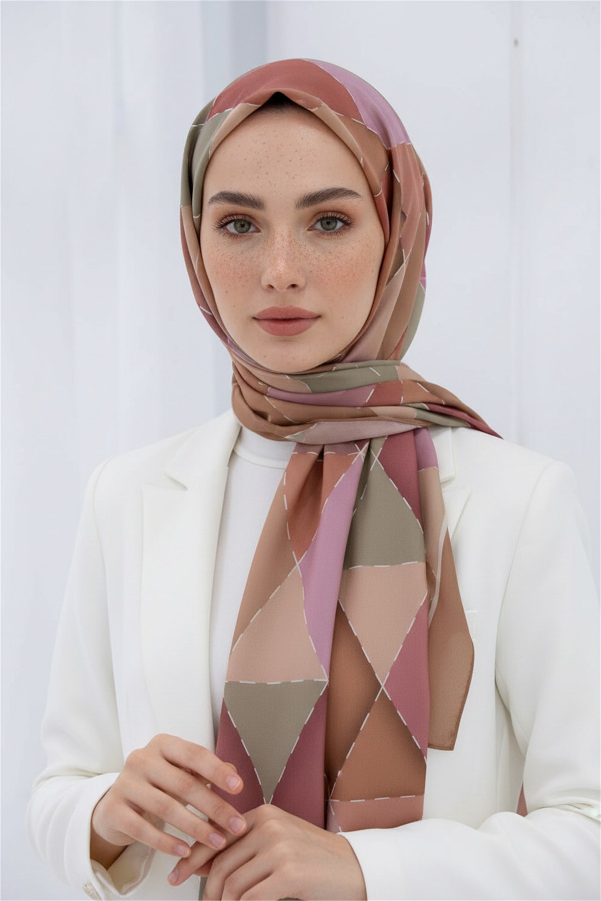 KREP ÜÇGEN YAMA DESENLİ PUDRA RENKLİ 75X195 KIRIŞMAZ ŞAL