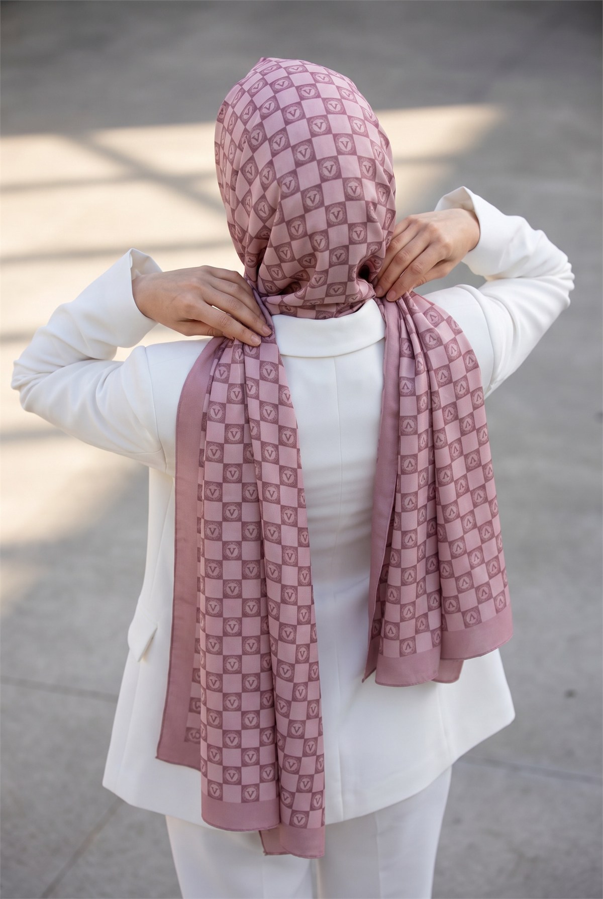 KREP MONOGRAM DESENLİ SÜTLÜKAHVE RENKLİ 75X195 KIRIŞMAZ ŞAL