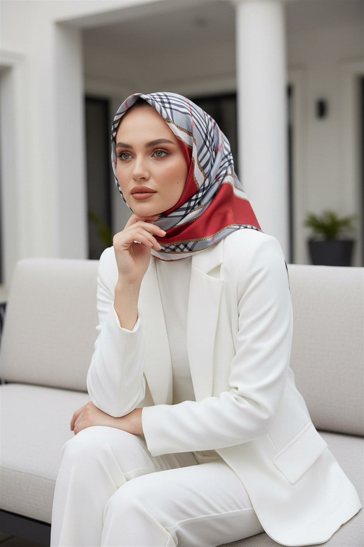 % 57 İPEK % 43 VİSKON Twill İpek Ekose Desenli Bordo Renkli 90x90 Eşarp Dikim Şekli : El Dikişi
