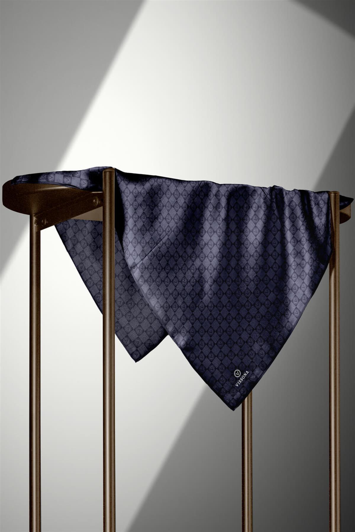 %100 Twill İpek Monogram Desenli Füme Renkli 90x90 Eşarp Dikim Şekli : El Dikişi