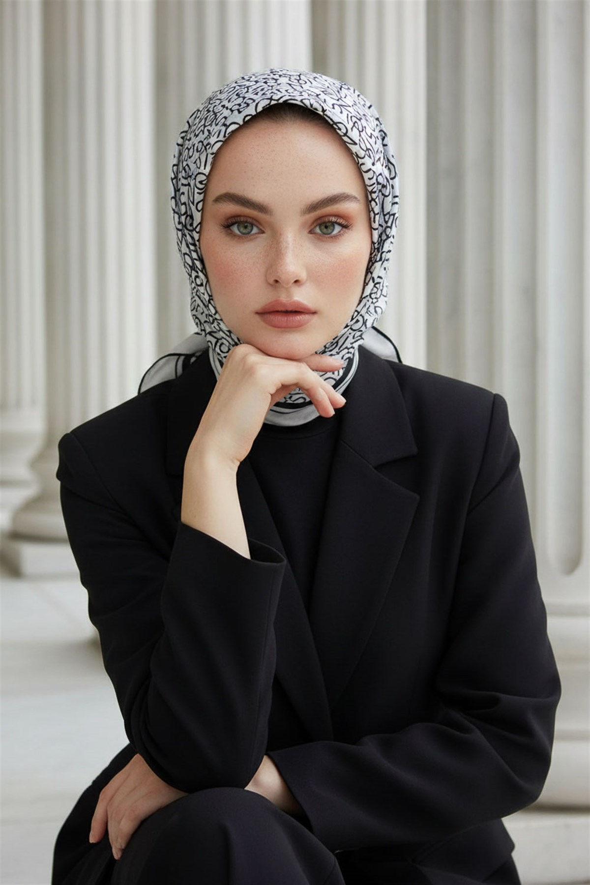 %100 Twill İpek Harf Desenli Krem - Siyah Renkli 90x90 Eşarp Dikim Şekli : El Dikişi