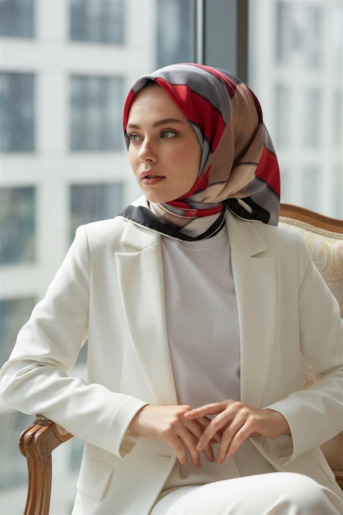 % 57 İPEK % 43 VİSKON Twill Geometrik Bulut  Desenli Kırmızı Bej  Renkli 90x90 Eşarp Dikim Şekli: El Dikişi
