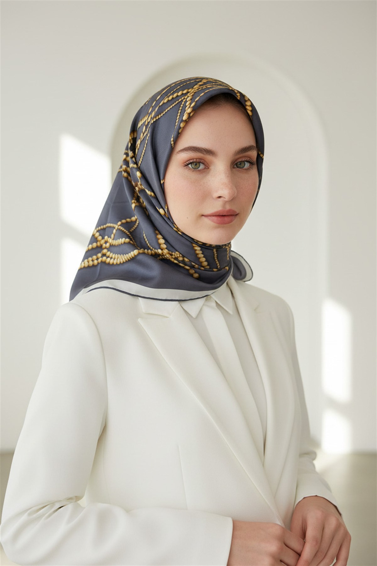 %100 Twill İpek İnci Desenli Gri Renkli 90x90 Eşarp Kenar Dikiş Şekli : El Dikişli