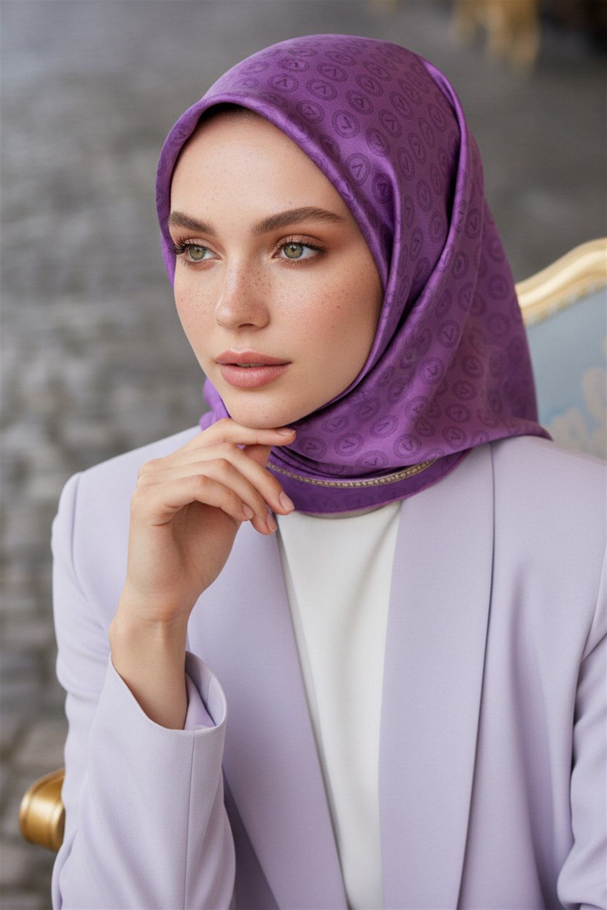 %100 Twill İpek Monogram Desenli Mor Renkli 90x90 Eşarp Dikim Şekli : El Dikişi