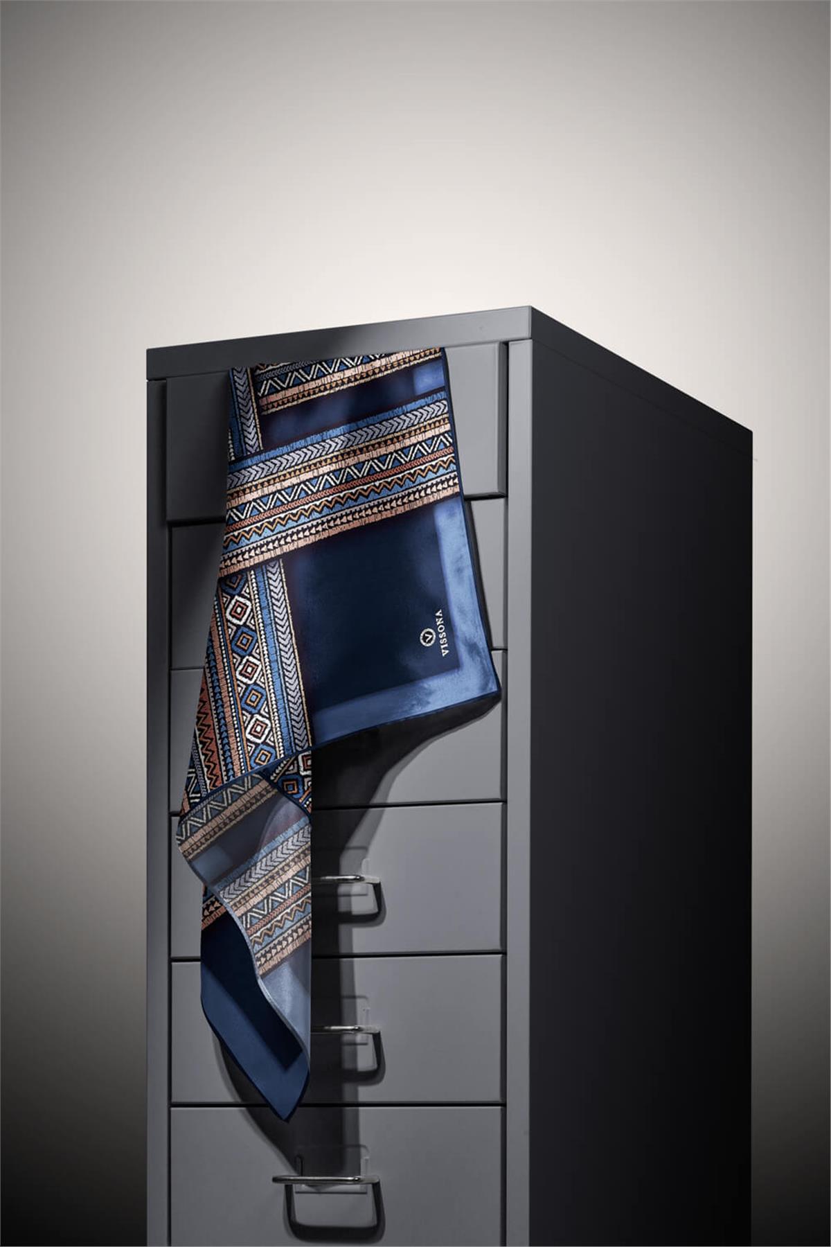 %100 Twill İpek Etnik Desenli İndigo - Lacivert Renkli 90x90 Eşarp Dikim Şekli : El Dikişi