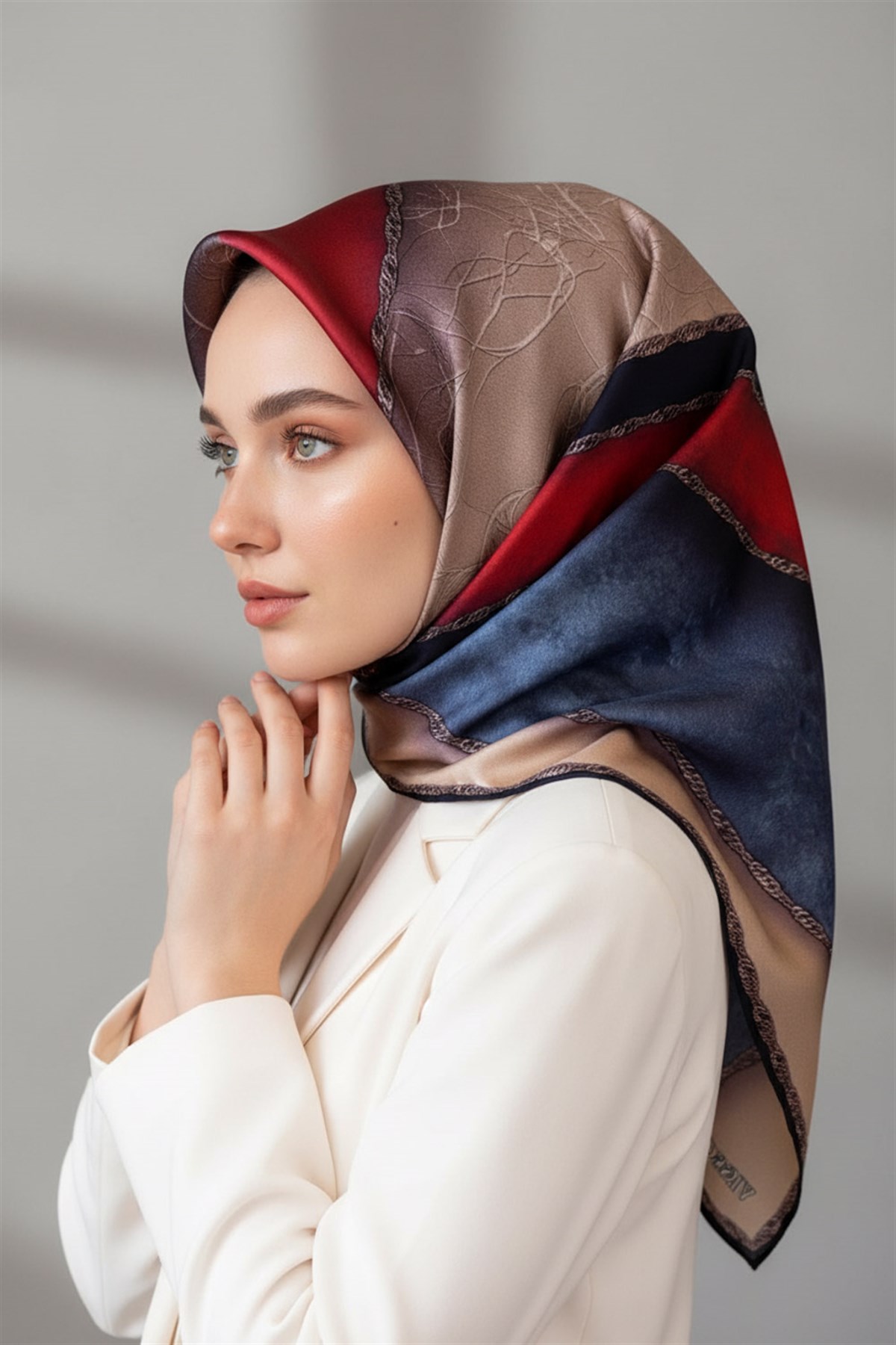%100 Twill İpek Dokulu Geometrik Desenli Bordo - İndigo Renkli 90x90 Eşarp Dikim Şekli : El Dikişi