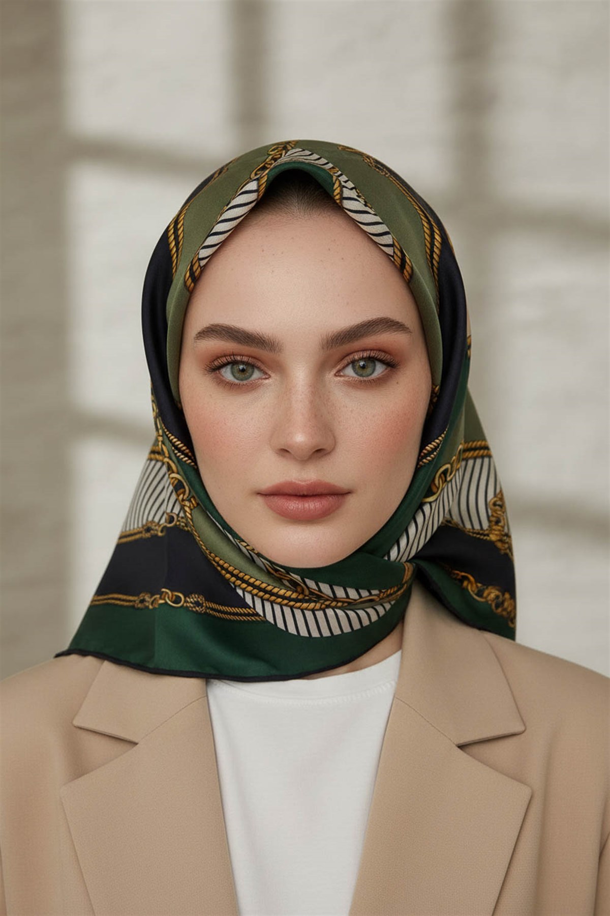 %100 Twill İpek Zincir Detaylı Geometrik Desenli Zümrüt Yeşili - Siyah Renkli 90x90 Eşarp Dikim Şekli : El Dikişi