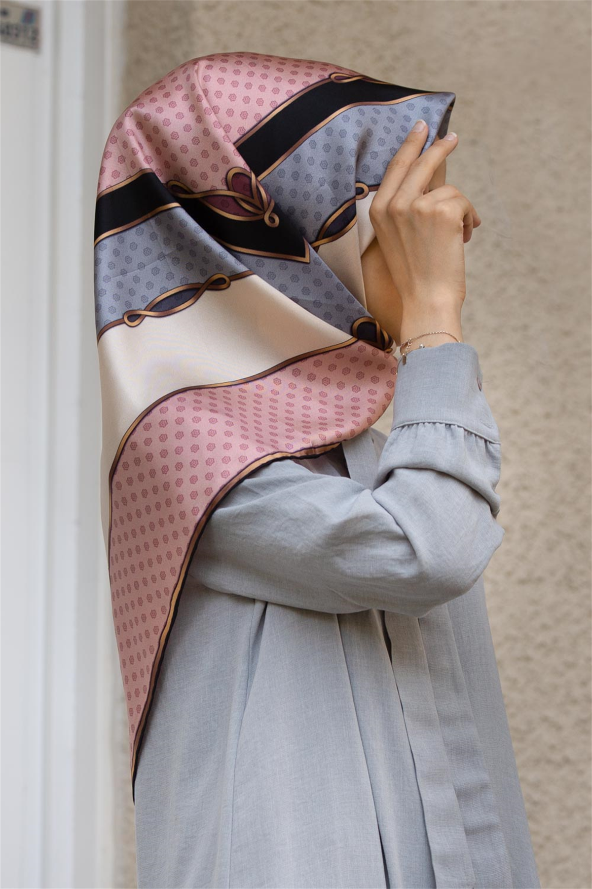 % 57 İPEK % 43 VİSKON Twill İpek Puantiyeli Ve Geometrik Desenli Pudra - Gri Renkli 90x90 Eşarp Dikim Şekli : El Dikişi