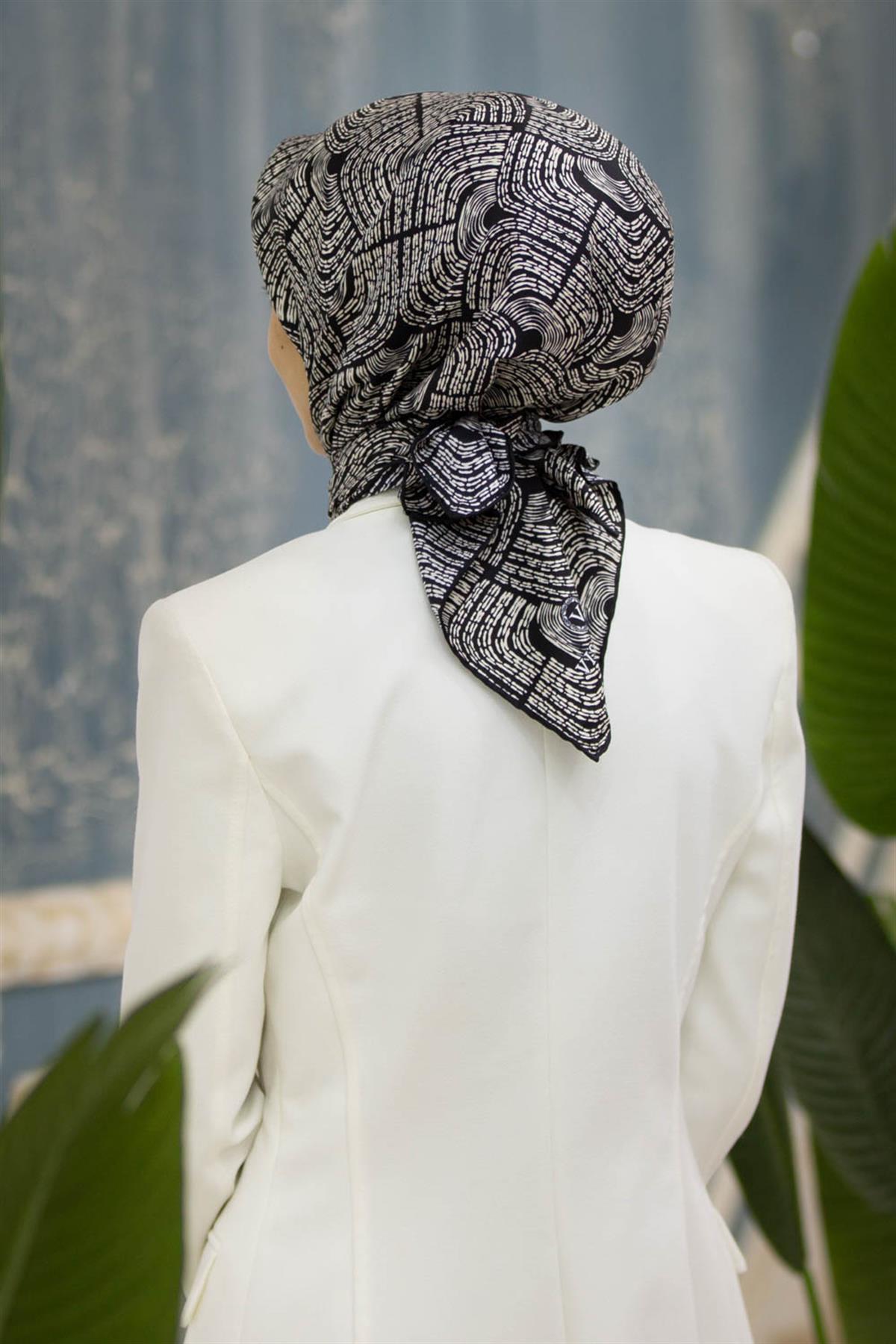 %100 Twill İpek Geometrik Desenli Beyaz - Siyah Renkli 90x90 Eşarp Dikim Şekli : El Dikişi