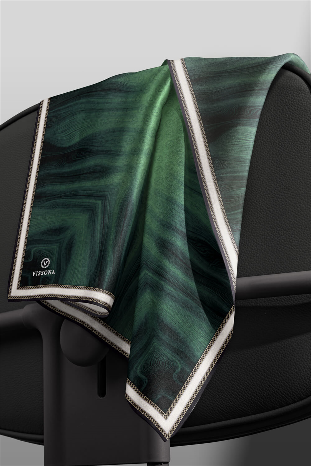 100% Twill İpek Monogram Desenli Zümrüt Yeşili Renkli 90x90 Dikim Şekli : El Dikişi Eşarp