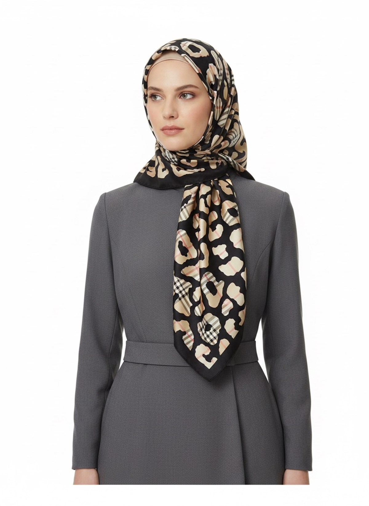 %100 Twill İpek Leopar Desenli Siyah - Bej Renkli 90x90 Eşarp Dikim Şekli : El Dikişi