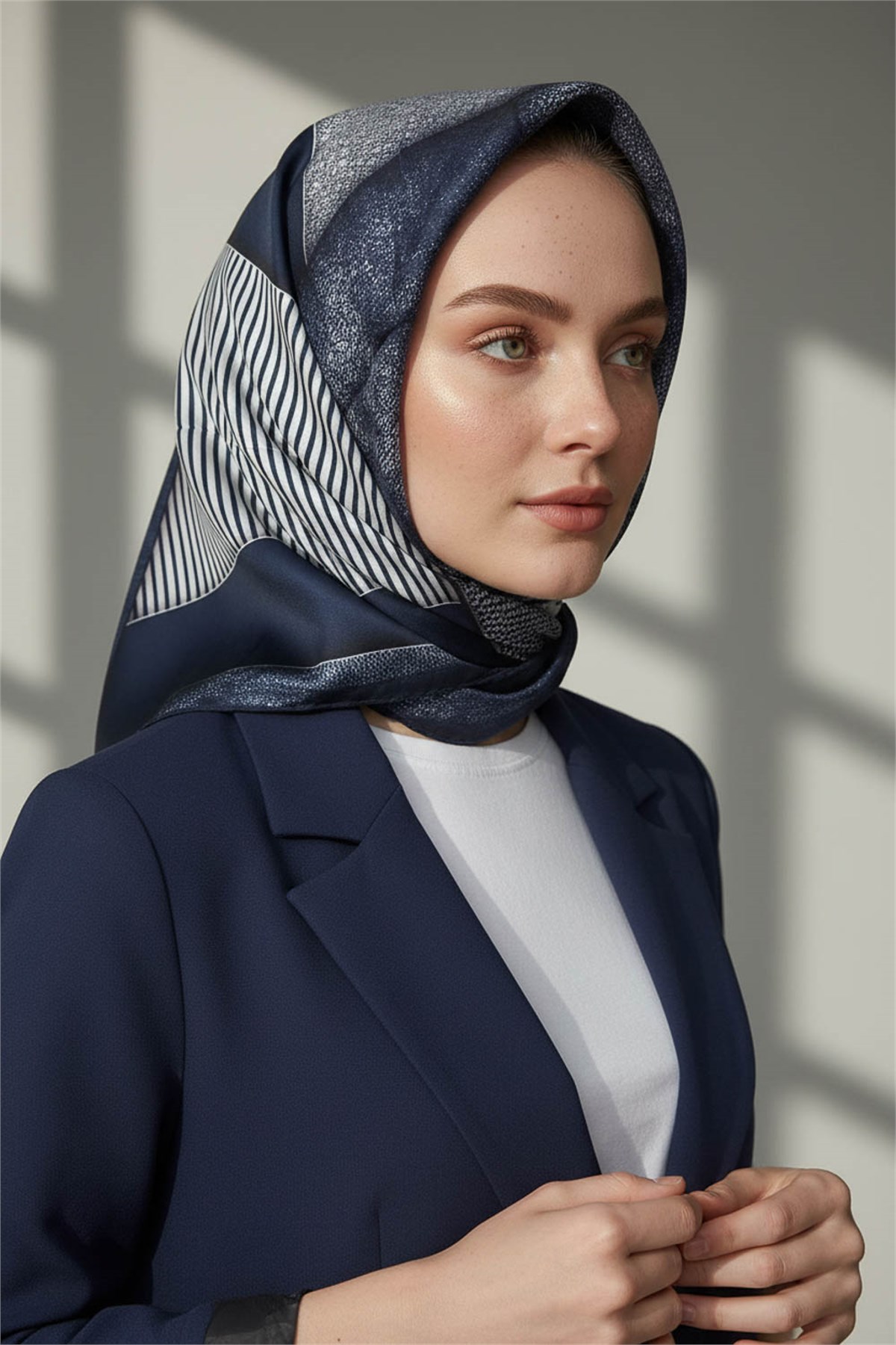%100 Twill İpek Dokulu ve Geometrik Desenli Lacivert - Krem Renkli 90x90 Eşarp Dikim Şekli : El Dikişi