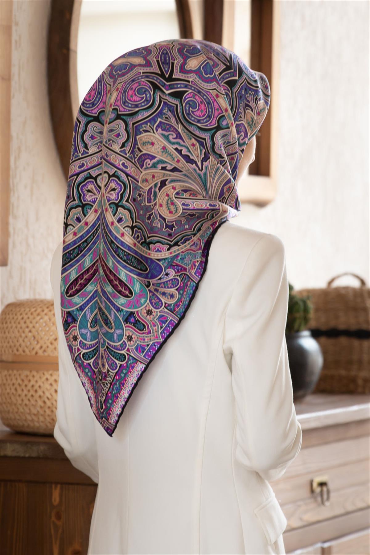 100% Twill İpek Etnik Desenli Mor - Petrol Yeşili Renkli 90x90 Dikim Şekli : El Dikişi Eşarp