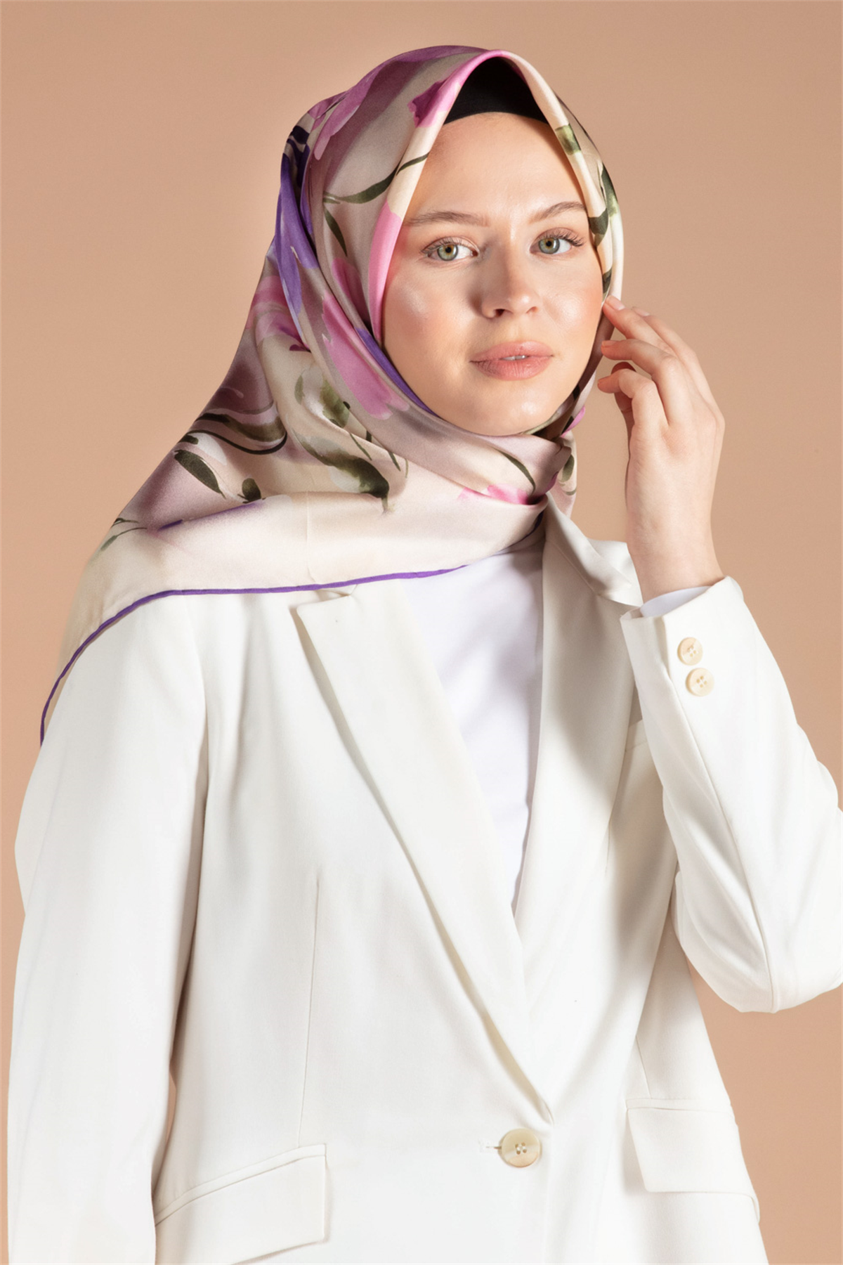 %100 Twill İpek Çiçek Desenli Mor - Pembe Renkli 90x90 Dikim Şekli : El Dikişi Eşarp