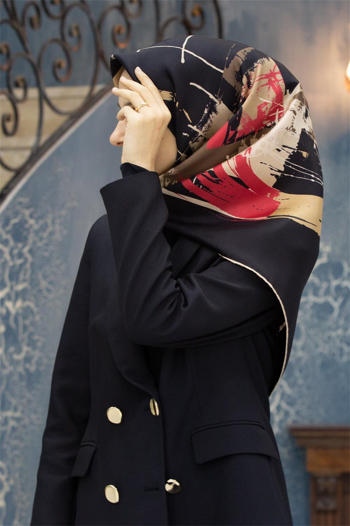 % 57 İPEK % 43 VİSKON Twill İpek Geometrik Desenli Siyah - Kırmızı Renkli 90x90 Eşarp Dikim Şekli : El Dikişi