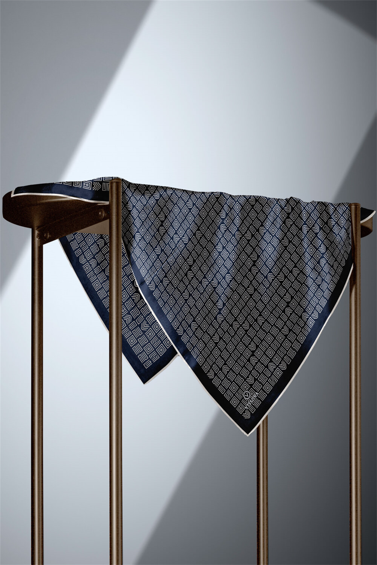 %57 İPEK %43 VİSKON Twill İpek Etnik Motif Desenli Lacivert - Krem Renkli 90x90 Eşarp Dikim Şekli : El Dikişi