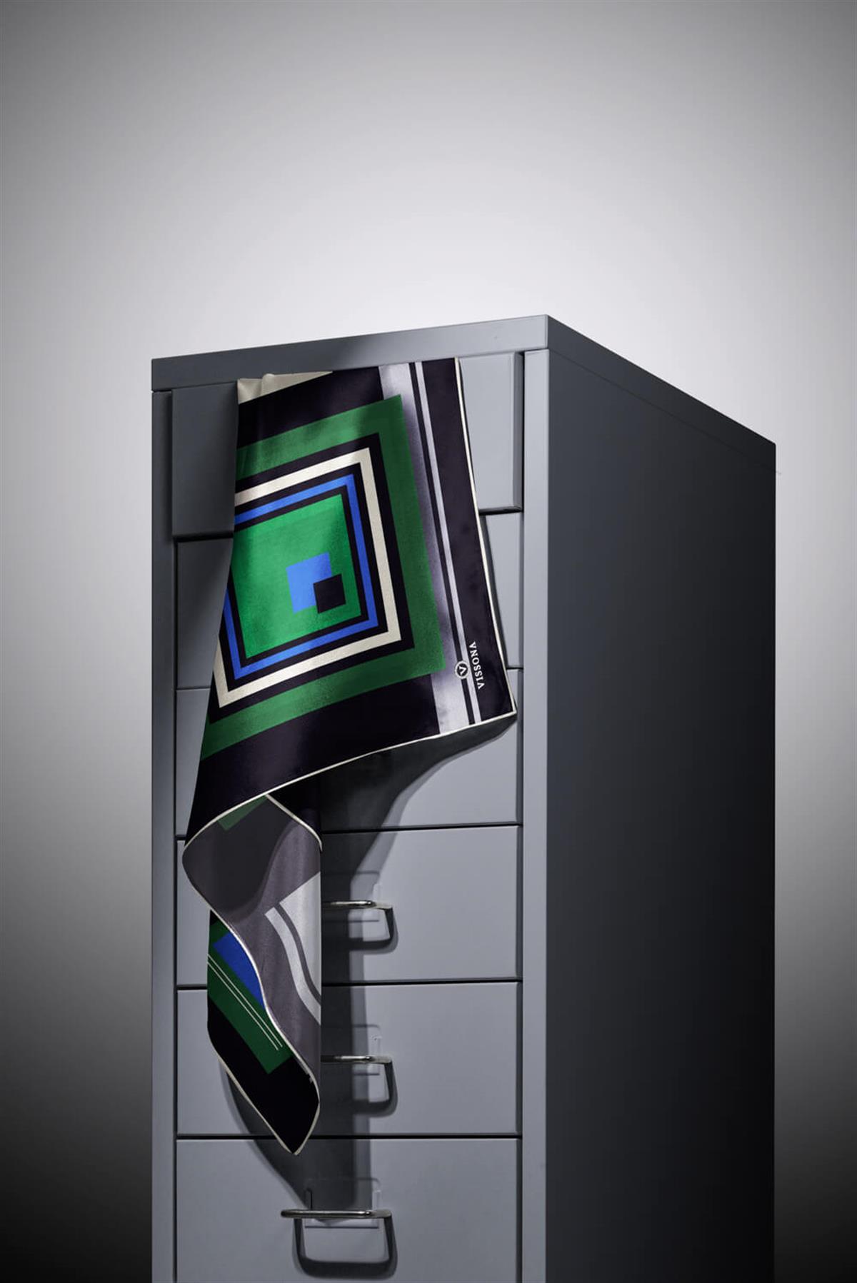 %100 Twill İpek Kare Desenli Zümrüt Yeşili - Saks Renkli 90x90 Eşarp Kenar Dikiş Şekli El Dikişli